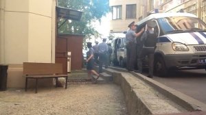 Pussy Riot выводят из "суда" (7 августа)