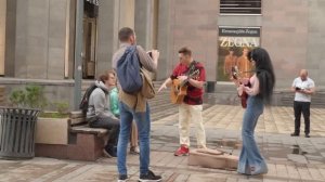 ГИТАРИСТЫ виртуозы ПРИТВОРИЛИСЬ ИНОСТРАНЦАМИ на УЛИЦЕ и ШОКИРОВАЛИ ПРОХОЖИХ ft. Гитара с нуля