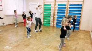 Танец "Мы маленькие дети"