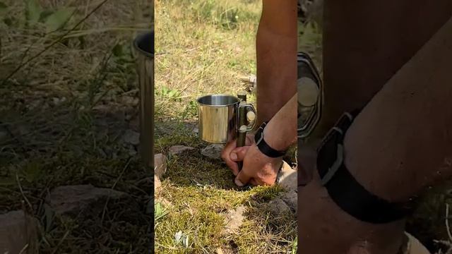 Survival Skills How to Secure a Mug Over a Fire in Extreme Conditions. #survival #camping