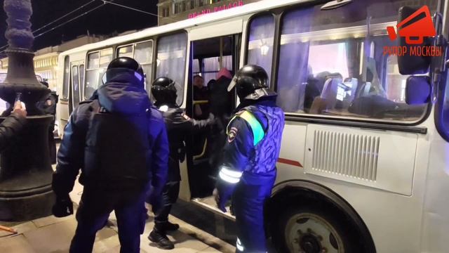 Промеса задержала полиция. Полиция в Московском метро. Протесты в Петербурге сейчас. Протесты в Москве сегодня. Полицейские автобусы России.