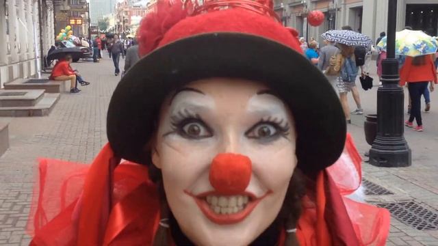 Клоунесса Жуля перед Карнавальным шествием смотреть онлайн