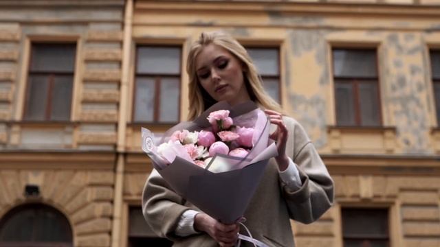 Букет из 11 белых и розовых гвоздик и 5 розовых пионов STANDART PLUS смотреть онлайн