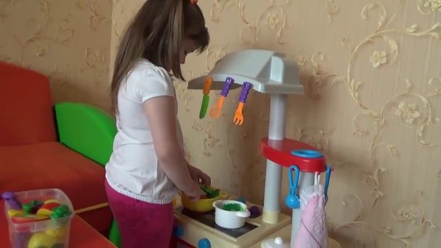 В гостях Маша и Миша.Готовим им фруктовый салат и варим суп. смотреть онлайн