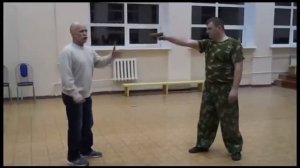 Против пистолета  С дистанции недосягаемости рукой