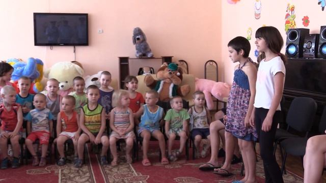 Полицейские порадовали гостинцами воспитанников Енакиевского социального центра