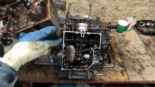 Разборка двигателя Suzuki rf 400 Типичная проблема КПП 2 часть смотреть онлайн