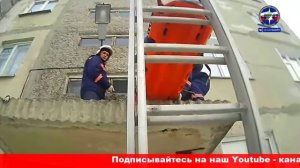 В Новосибирске мужчина упал с пожарной лестницы многоэтажки.