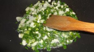 Пирог с рисом, зеленым луком и яйцом