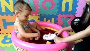 Купаемся в бассейне открываем бурлящие ШАРЫ-СЮРПРИЗЫ Rima plays and swim in the pool