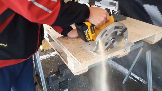 DCS570 - Fierastrau circular de mana DEWALT , 18V , motor fara perii смотреть онлайн