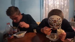 ШАУРМА КРАБОВЫЙ САЛАТ КИЛЬКА В ТОМАТЕ КТО БЫСТРЕЕ СЪЕСТ ! КТО ПОСЛЕДНИЙ СЪЕСТ МНОГО ЕДЫ