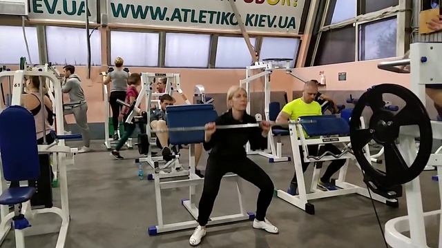 Пружинные приседания и поднятие грифа над головой 4х30. смотреть онлайн