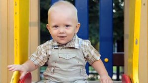 Маленький мальчик поёт песню