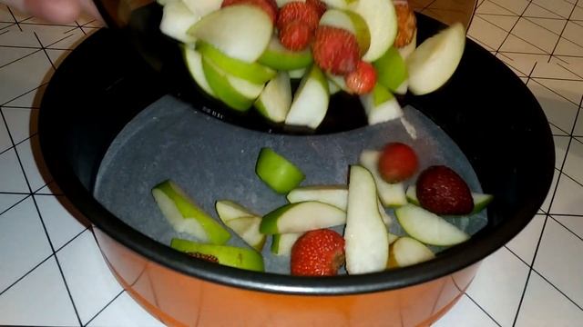 Пирог на кефире с клубникой и грушей смотреть онлайн