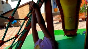 Алиса играет на детской площадке под детские песенки. Английские мелодии и песни для детей