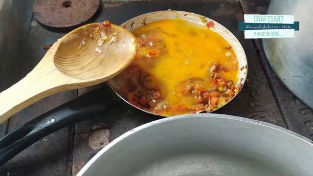 Sancocho de gallina criolla y criadillas de toro en estufa de leña. смотреть онлайн