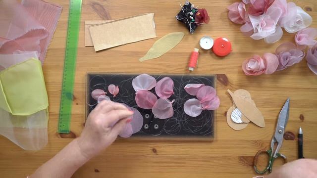 Воздушные цветы из старой органзы легко и просто своими руками.