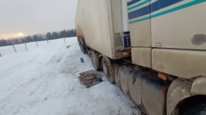 Замёрзла солярка,сдохли аккумуляторы,меняем фильтра пробуем запускать двигатель.