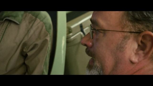 Сомалийские пираты покидают Олабаму,взяв в плен Капитана Филлипса. Капитан Филлипс .