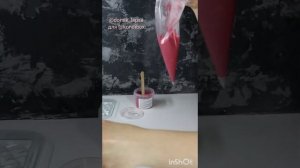 Окрашивание шоколада натуральными порошками. Красим белый шоколад порошком красной смородины.
