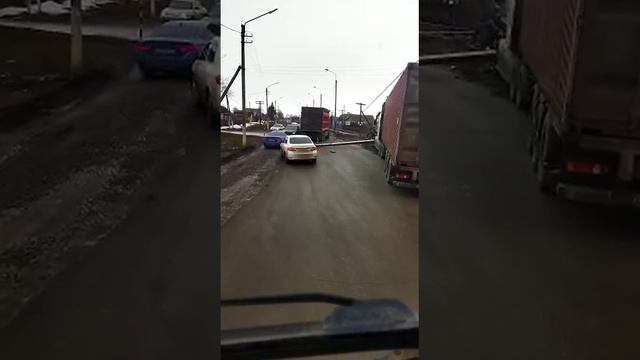 В Боринском под Липецком фура сбила столб: движение по трассе на Воронеж парализовано