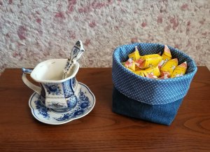 Текстильная корзинка для мелочей из старых джинсов.