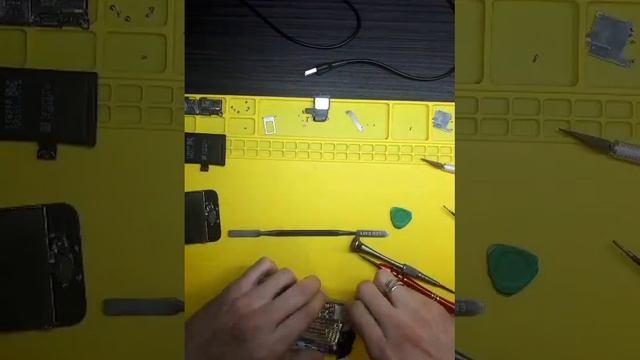 Разобрал Айфон до костей!Что же там внутри? #repair #apple #iphone #ремонт #айфон #разбор смотреть онлайн
