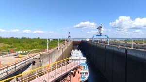 Шлюзование. Теплоход Владимир Маяковский в Чайковском шлюзе. Sluicing. Tchaikovsky lock.
