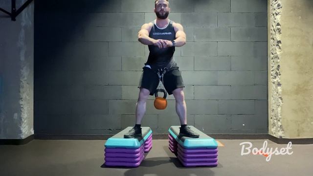 Приседания в яму с гирей на поясе смотреть онлайн