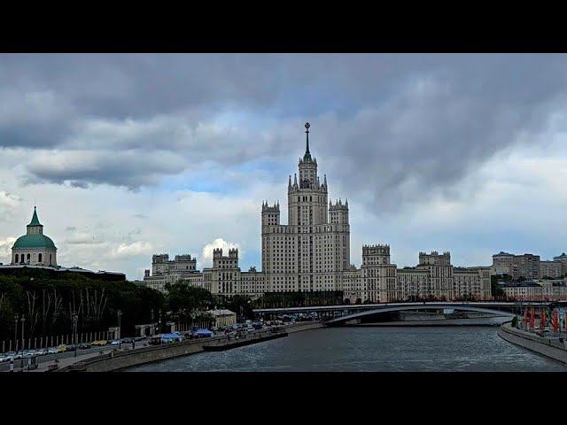 Прогулка по Москве:  Зарядье, высотка и сердитое небо (с субтитрами)