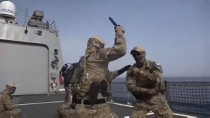Солдаты с ножами дерутся под фонк. Мем.