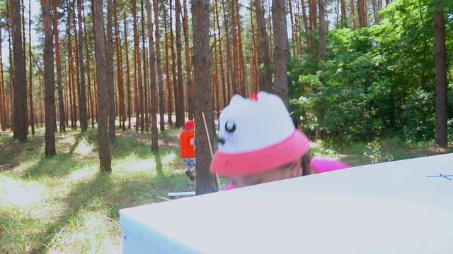 Шикарный ДОМ в лесу!!! Дети построили ОГРОМНЫЙ ДОМ!!! смотреть онлайн