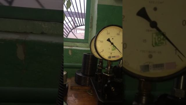 Прибор для поверки монометров.
