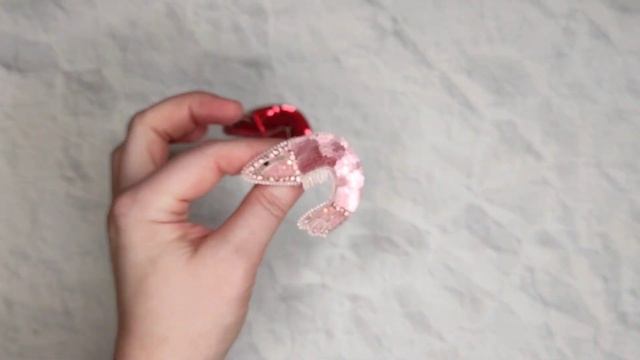 Вышитая брошь ручной работы 
