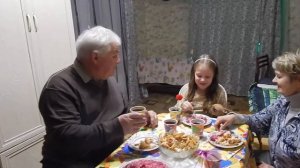 Дедушка поздравляет внучку с днём рождения