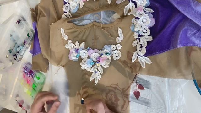 Работа над купальником для художественной гимнастики | Кружево и стразы смотреть онлайн
