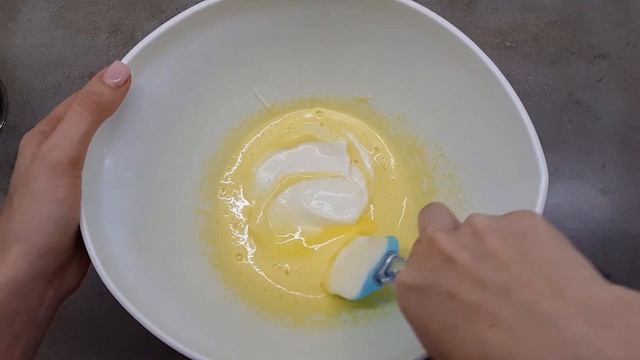 МЕДОВАЯ ШАРЛОТКА со сливами и карамелью | Honey Pie смотреть онлайн