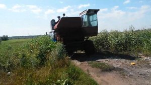 Буксировка комбайна Нива