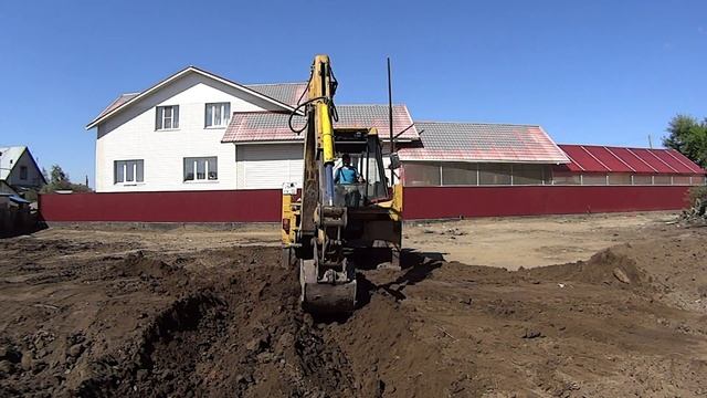 Часть №6 Планировка участка с изменением ландшафта. Обучение работы на экскаваторе-погрузчике CAT43 смотреть онлайн