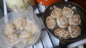 Быстро, вкусно, дешево и сердито! Котлетки куриные с кабачком и геркулесом.