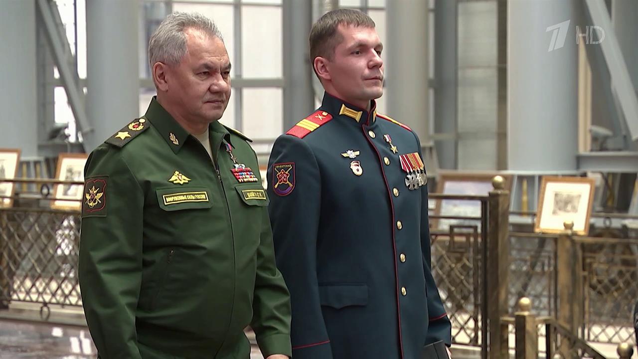 Министр обороны Сергей Шойгу лично вручил высокие награды за подвиги в ходе спецоперации