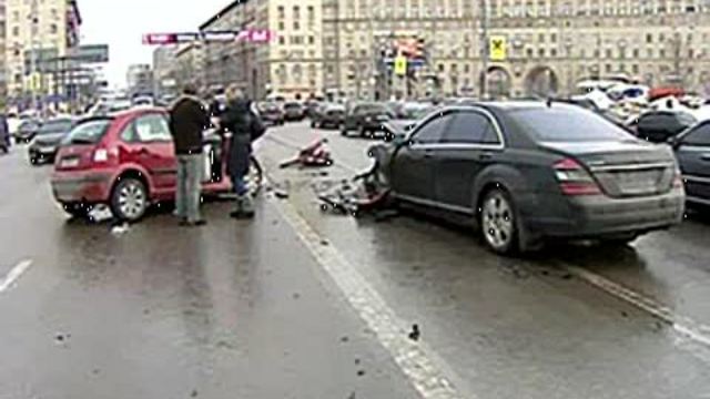 Москва ленинский дтп. Дтп ленинский проспект. Дтп ленинский проспект. Москва ленинский дтп. Столбики на тротуаре от машин.