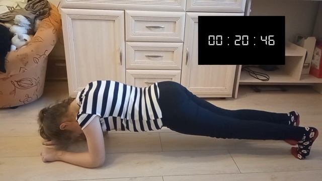 Как развить спортивный характер у детей. Девочка держит планку 1 минуту. смотреть онлайн