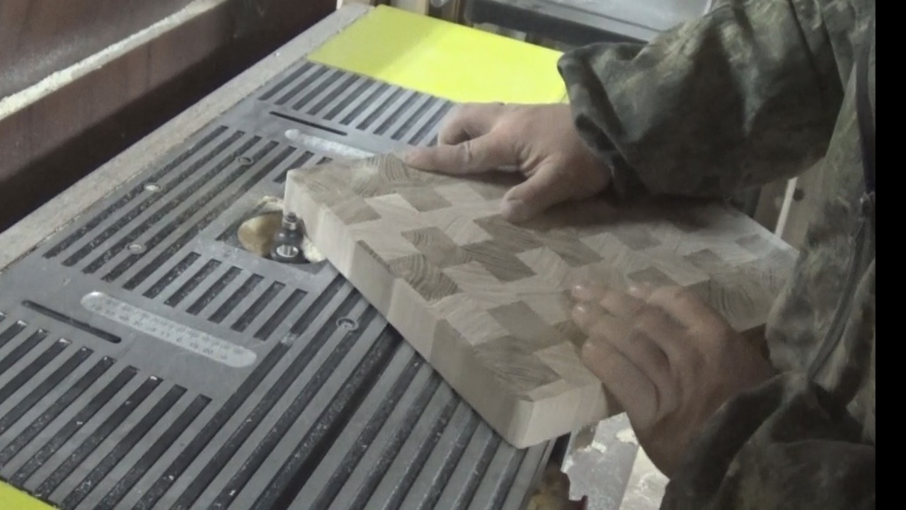 Торцевая разделочная доска из дуба и ясеня. смотреть онлайн