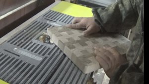 Торцевая разделочная доска из дуба и ясеня.