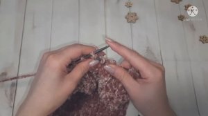 Стильная шапка из велюровой пряжи.
