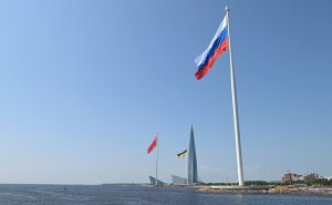 В.В.Путин во время поднятия флагов Российской Федерации, СССР и Российской империи