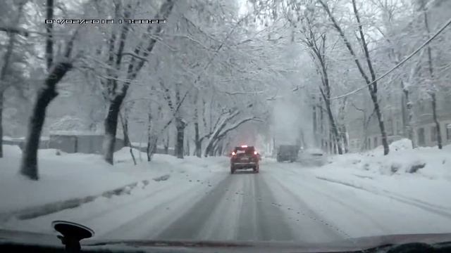 Ветка падает на машину смотреть онлайн