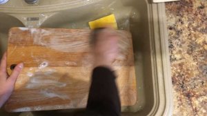 Как почистить деревянную разделочную доску/